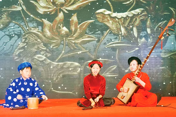 Nghệ nhân Nhân dân Nguyễn Thị Tam biểu diễn cùng học trò trên sân khấu.