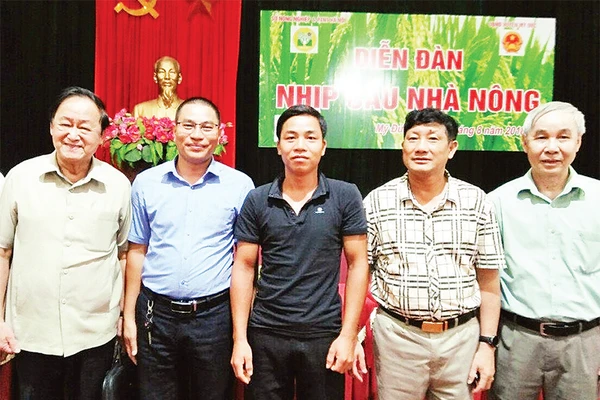 Anh Bùi Văn Thuyết (người thứ ba từ trái sang) tham gia diễn đàn "Nhịp cầu nhà nông".