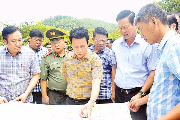 Các đồng chí lãnh đạo tỉnh Hà Giang kiểm tra bản đồ hướng tuyến cao tốc Tuyên Quang-Hà Giang. 