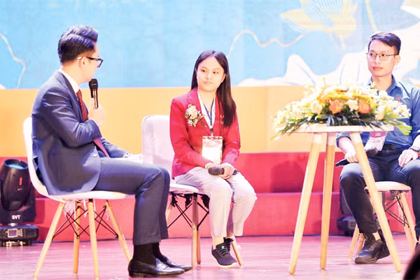 Nguyễn Thị Hồng (giữa) giao lưu cùng các bạn trẻ.