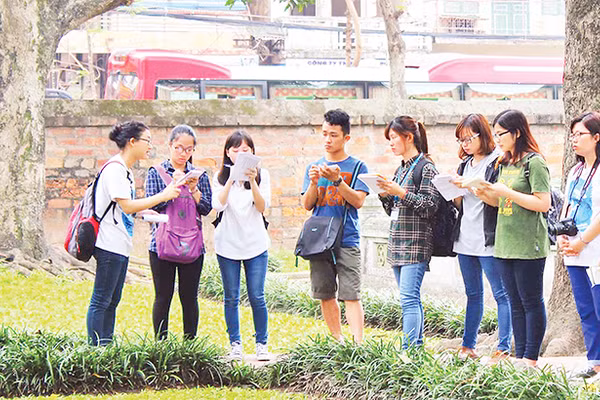 Các thành viên của HanoiKids chia sẻ kiến thức, kinh nghiệm tại Văn Miếu-Quốc Tử Giám để có thể thực hiện công việc dẫn tour tốt hơn.