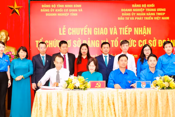 Ký biên bản bàn giao, tiếp nhận tổ chức Đảng, Đoàn ngân hàng BIDV chi nhánh Ninh Bình và chi nhánh Tam Điệp (Ninh Bình) về Trung ương. (Ảnh: Đức Lam)