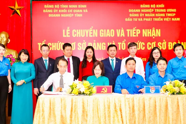 Ký biên bản bàn giao, tiếp nhận tổ chức Đảng, Đoàn ngân hàng BIDV chi nhánh Ninh Bình và chi nhánh Tam Điệp (Ninh Bình) về Trung ương. (Ảnh: Đức Lam)