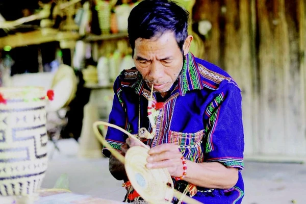 Già N’Tol Ha Bang miệt mài lưu giữ nghề đan lát truyền thống của người Mnông.