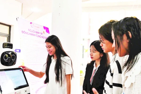 Em Võ Nguyễn Tường Minh (người đầu tiên từ trái sang) và nhóm nữ sinh thành viên Câu lạc bộ giới thiệu sản phẩm chatbot với các đại biểu Đại hội Cháu ngoan Bác Hồ thành phố Hà Nội lần thứ XV