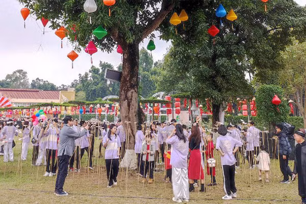 Trò chơi Đố thơ tại Cây thơ trong Ngày thơ Việt Nam lần thứ 21 tại Hoàng thành Thăng Long thu hút đông đảo giới trẻ tham gia. (Ảnh: Việt Khôi)