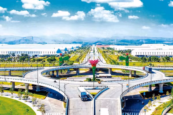 Cầu vượt vòng xuyến 2 tầng giữa QL1A và đường sắt Bắc-Nam có đường trục chính từ cảng Chu Lai đến đường cao tốc Đà Nẵng-Quảng Ngãi.