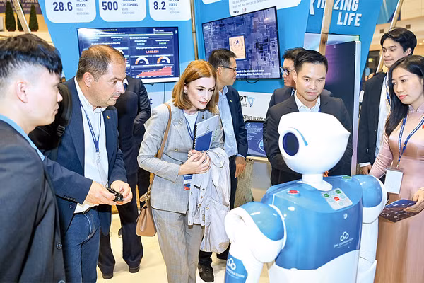 Đại biểu các nước tham quan triển lãm thành tựu đổi mới sáng tạo, sản phẩm OCOP. (Ảnh: DUY LINH)