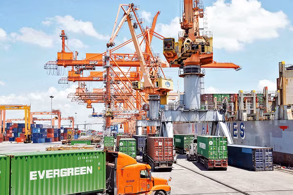 Bốc xếp hàng hóa xuất nhập khẩu tại cảng Hải Phòng. Ảnh: ĐĂNG ANH