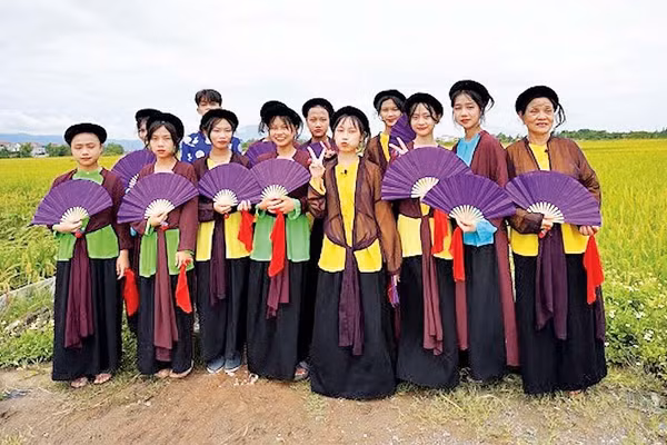 Nghệ nhân Nguyễn Thị Lan (ngoài cùng bên phải) cùng các “con hát” trong Câu lạc bộ hát dô Liệp Tuyết.