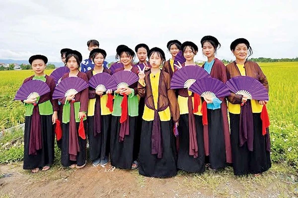 Nghệ nhân Nguyễn Thị Lan (ngoài cùng bên phải) cùng các “con hát” trong Câu lạc bộ hát dô Liệp Tuyết.