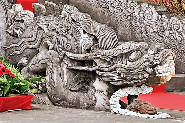 Đôi rồng đá trước thềm điện Kính Thiên trong Hoàng thành Thăng Long, TP Hà Nội. (Ảnh: TRẦN THANH GIANG)