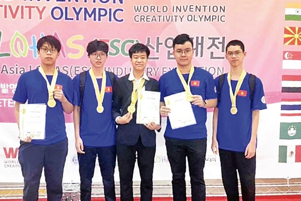 Nhóm tác giả gồm năm học sinh nhận Huy chương vàng tại Cuộc thi Olympic Phát minh và Sáng chế khoa học quốc tế (WICO) năm 2023.