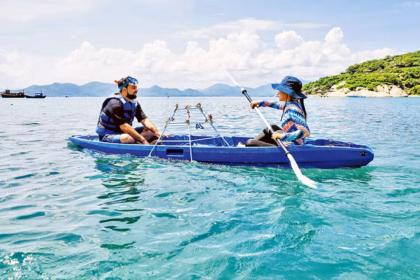 Khách du lịch tham gia hoạt động trồng san hô tại vịnh Ninh Vân. (Ảnh: Six Senses Ninh Van Bay)