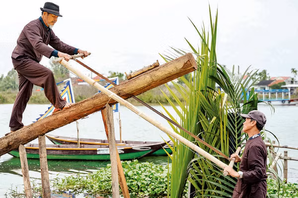 Nghệ nhân làng mộc Kim Bồng trình diễn nghi thức lấy gỗ làm mộc. 