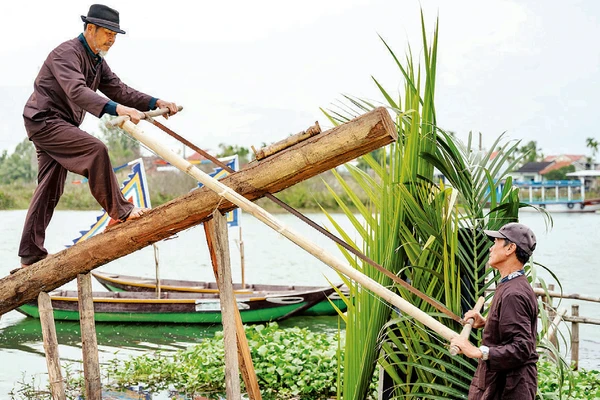 Nghệ nhân làng mộc Kim Bồng trình diễn nghi thức lấy gỗ làm mộc. 