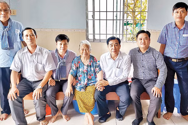 Lãnh đạo huyện Hòa Bình đến thăm, tặng quà các đồng chí đảng viên lão thành. Ảnh: HỒNG ĐÀO