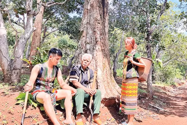 Già làng Điểu Lên (xã Bình Minh, huyện Bù Đăng) giáo dục con cháu về truyền thống cách mạng của người S’tiêng.