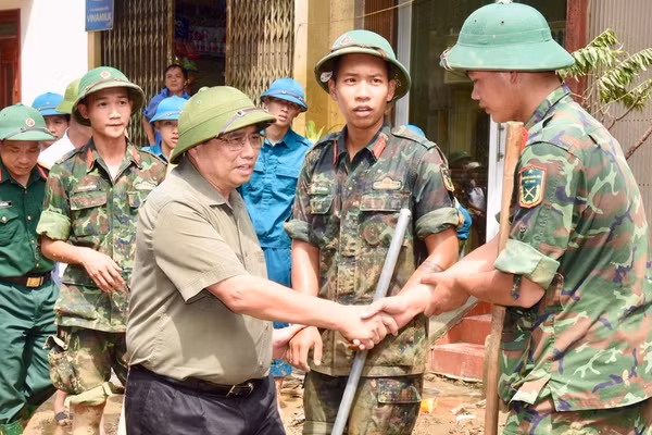 Thủ tướng Phạm Minh Chính thăm hỏi, động viên lực lượng quân đội đang tham gia dọn dẹp vệ sinh môi trường, giúp nhân dân thành phố Yên Bái khắc phục hậu quả bão số 3.
