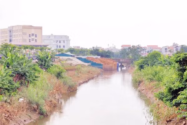 Dự án cải tạo, thoát nước sông Pheo chưa hoàn thành do vướng giải phóng mặt bằng. (Ảnh TRỌNG TÙNG)