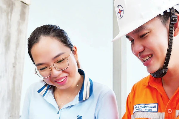 Nhân viên Tổng công ty Điện lực miền nam tư vấn cho người dân về cách tiết kiệm điện.