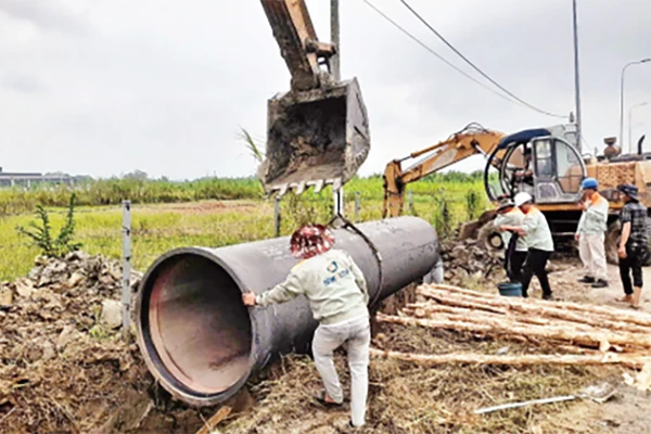 Nhà máy nước Nhị Thành đẩy nhanh tiến độ thi công tuyến ống dẫn nước thô từ hệ thống ngọt hóa Rạch Chanh (xã Lợi Bình Nhơn, thành phố Tân An) về nhà máy để phục vụ nhân dân.