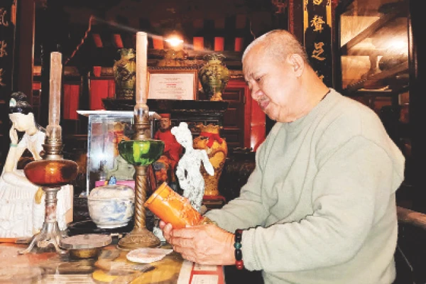 Ông Lâm Dũ Xênh trầm tư cùng gốm cổ.