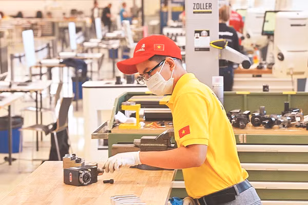 Nguyễn Thanh Tùng thực hiện bài thi nghề phay CNC tại Đức.