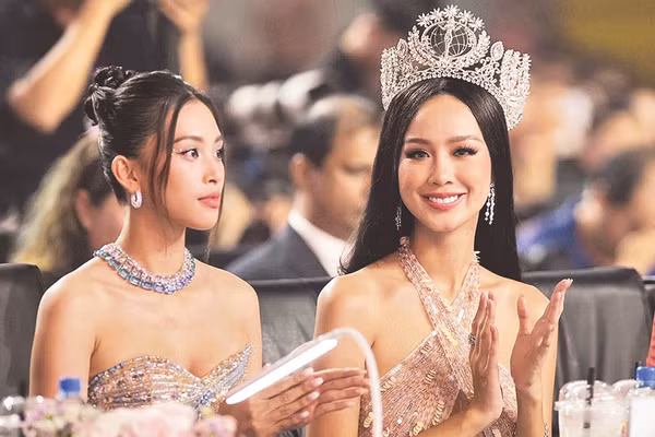 Lê Nguyễn Bảo Ngọc (bên phải), Hoa hậu Liên lục địa 2022 và Hoa hậu Việt Nam 2018 Trần Tiểu Vy trên hàng ghế Ban giám khảo cuộc thi Hoa hậu Việt Nam 2022. Ảnh: Phú Thọ