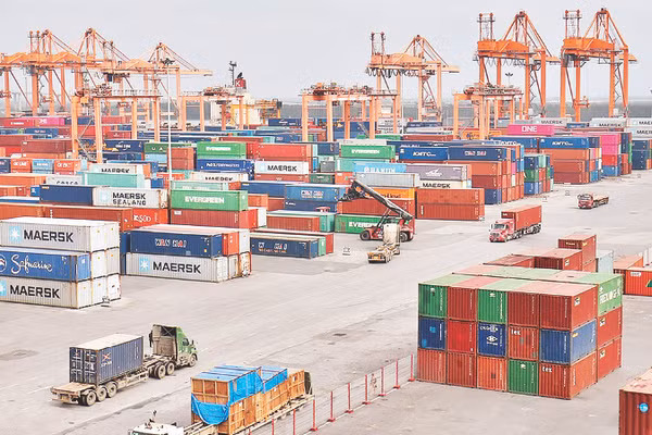 Bốc xếp hàng hóa xuất nhập khẩu tại cảng Tân Vũ, Hải Phòng. (Ảnh: MINH HÀ)