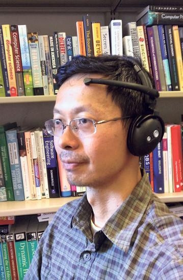 GS John Chuang, trường ĐH Berkeley, đeo thiết bị đọc “mật khẩu ý nghĩ”.