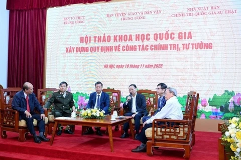 Các đại biểu, chuyên gia, nhà khoa học thảo luận bàn tròn tại Hội thảo khoa học quốc gia “Xây dựng quy định về công tác chính trị, tư tưởng”. (Ảnh ĐĂNG KHOA)