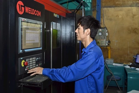 Vận hành dây chuyền gia công cơ khí tại Công ty Tomerco An Khang, Cụm công nghiệp Ngọc Liệp (Hà Nội). (Ảnh TUỆ NGHI)