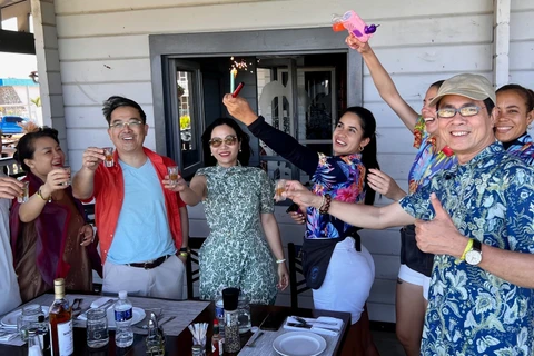 Cùng các bạn Cuba đốt pháo hoa đón Giao thừa.