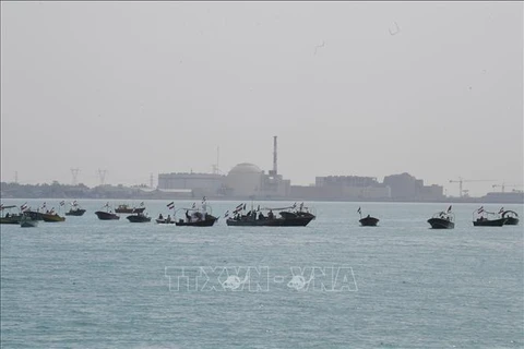 Tàu của Lực lượng Vệ binh Cách mạng Hồi giáo Iran (IRGC) tại một lễ kỷ niệm ở Vịnh Persian. (Ảnh: THX/TTXVN)