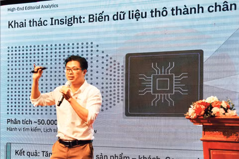 Đại diện doanh nghiệp chia sẻ về việc ứng dụng AI để phát triển du lịch tại một tọa đàm trong khuôn khổ Hội chợ Du lịch Quốc tế Việt Nam-VITM 2026. (Ảnh: KHÁNH LINH)