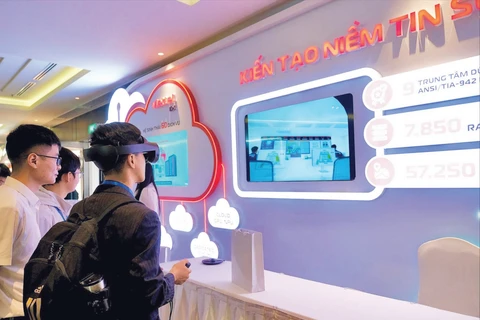 Mở rộng hạ tầng dữ liệu và công nghệ thực tế ảo, tăng cường hỗ trợ chuyển đổi số cho cơ quan và doanh nghiệp. (Trong ảnh: Gian trưng bày tại Internet Day 2025)
