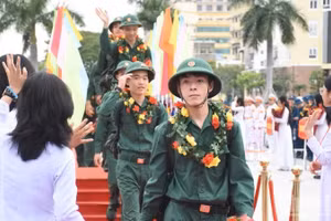 Các tân binh Đà Nẵng vững vàng lên đường nhập ngũ. (Ảnh minh họa)