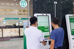 Người dân đăng ký khám trực tiếp, lấy số thứ tự tại Kiosk thông minh của Bệnh viện. (Ảnh: HM)