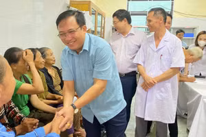 Đồng chí Hà Văn Đàn, Bí thư Đảng ủy xã Hương Phố, tỉnh Hà Tĩnh cùng đại diện ngành Y tế cơ sở, động viên người dân tham gia khám sức khỏe tại chương trình.