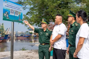 Cán bộ, chiến sĩ Bộ đội Biên phòng thành phố Hải Phòng thông tin và hướng dẫn ngư dân sử dụng mã “QR kép”.