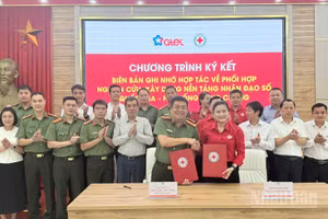 Đại diện lãnh đạo Trung ương Hội Chữ thập đỏ Việt Nam và Tổng công ty Công nghệ-Viễn thông Toàn cầu (GTEL) ký kết Biên bản ghi nhớ hợp tác. (Ảnh: T.L)