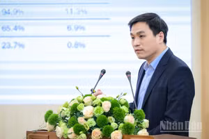 Đại tá, Phó Giáo sư, Tiến sĩ Nguyễn Đình Ngân, Phó Chủ tịch Hội Nhãn khoa Việt Nam, Phó Giám đốc Bệnh viện Quân y 103 trao đổi tại tọa đàm do Báo Nhân Dân tổ chức. (Ảnh: BẢO LONG)