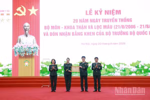 Thiếu tướng, Phó Giáo sư, Tiến sĩ Nguyễn Văn Nam, Phó Chính ủy Học viện Quân y trao Bằng khen của Bộ trưởng Quốc phòng tặng Bộ môn-Khoa Thận và Lọc máu. (Ảnh: TUẤN DŨNG)
