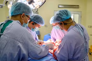 Ê-kíp các bác sĩ Bệnh viện K thực hiện phẫu thuật cho người bệnh. (Ảnh: BVCC)
