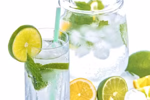 Không phải ai cũng thích hợp để ăn, uống đồ lạnh, đặc biệt là những người có thể trạng yếu hoặc mắc bệnh mạn tính. (Ảnh: VFA)