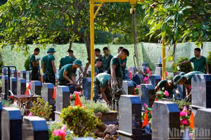 Khai quật và lấy mẫu ADN hơn 400 ngôi mộ liệt sĩ tại Nghĩa trang Mai Dịch (Hà Nội). (Ảnh: THẾ ĐẠI)