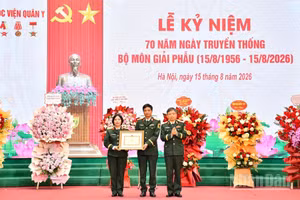 Thiếu tướng, Phó Giáo sư, Tiến sĩ Trần Ngọc Tuấn, Phó Giám đốc Học viện Quân y trao Bằng khen của Thủ trưởng Học viện Quân y tặng Bộ môn Giải phẫu. (Ảnh: TD)