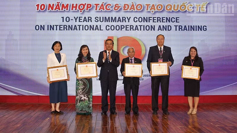 ndo_tr_anh-1-bgd-tang-bang-khen.jpg