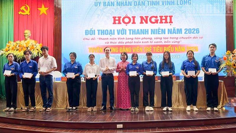 ndo_tr_anh-4-trao-hoc-bong.jpg